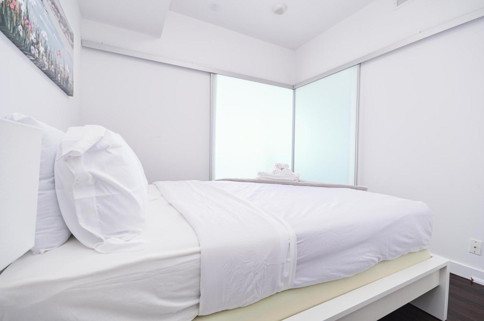 Downtown Toronto Condo Near Cn Tower, Scotiabank Arena, Rogers Centre, Union Station Buitenkant foto