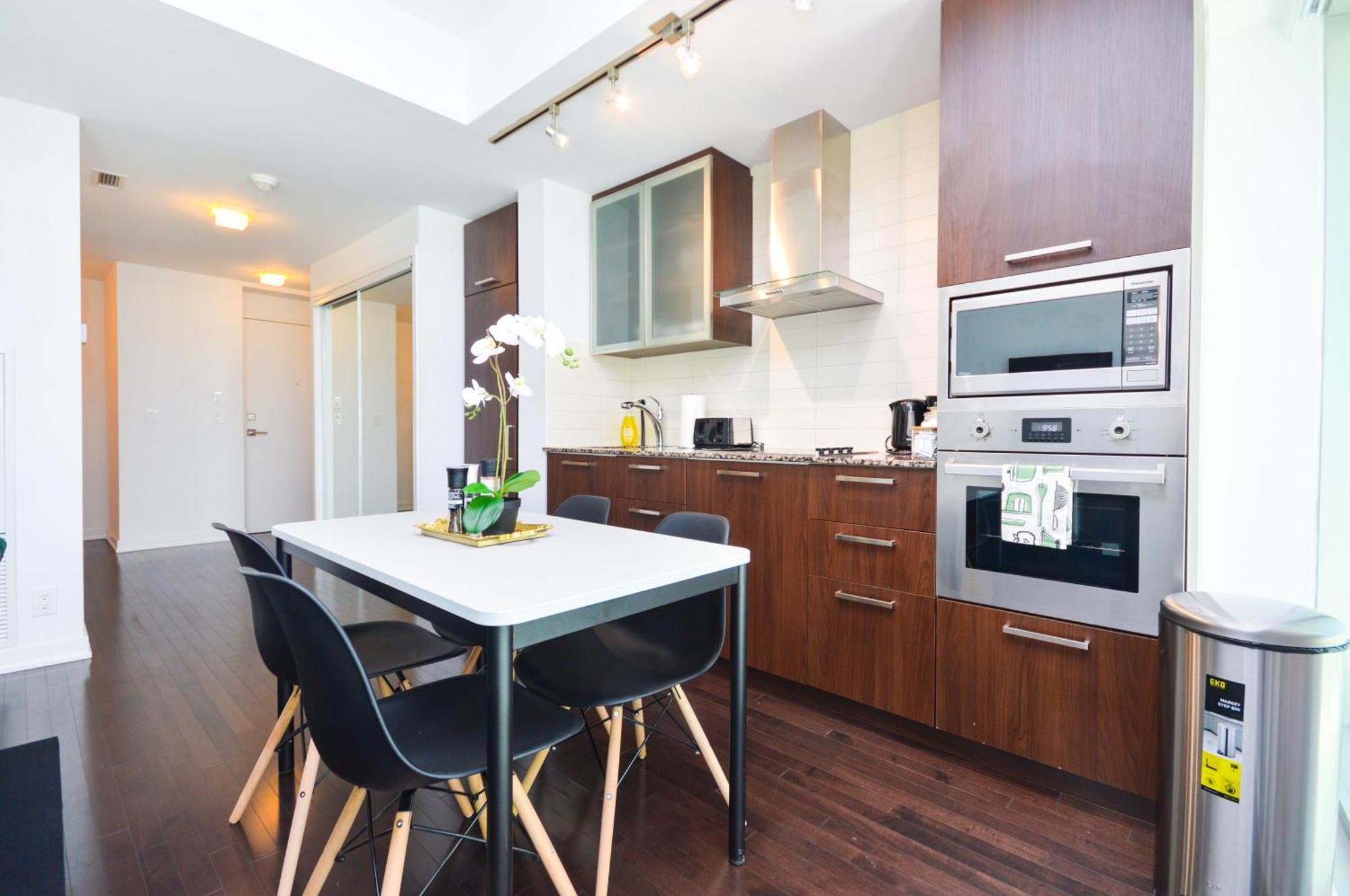 Downtown Toronto Condo Near Cn Tower, Scotiabank Arena, Rogers Centre, Union Station Buitenkant foto